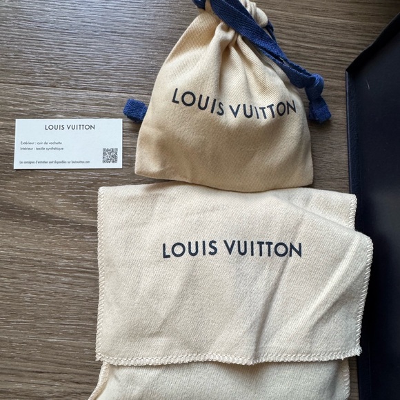BRAND NEW Louis Vuitton Cream Purse - Picture 5 of 9